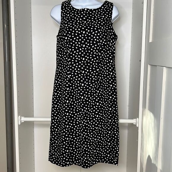 Tradition Dress   - Picture 1 of 5